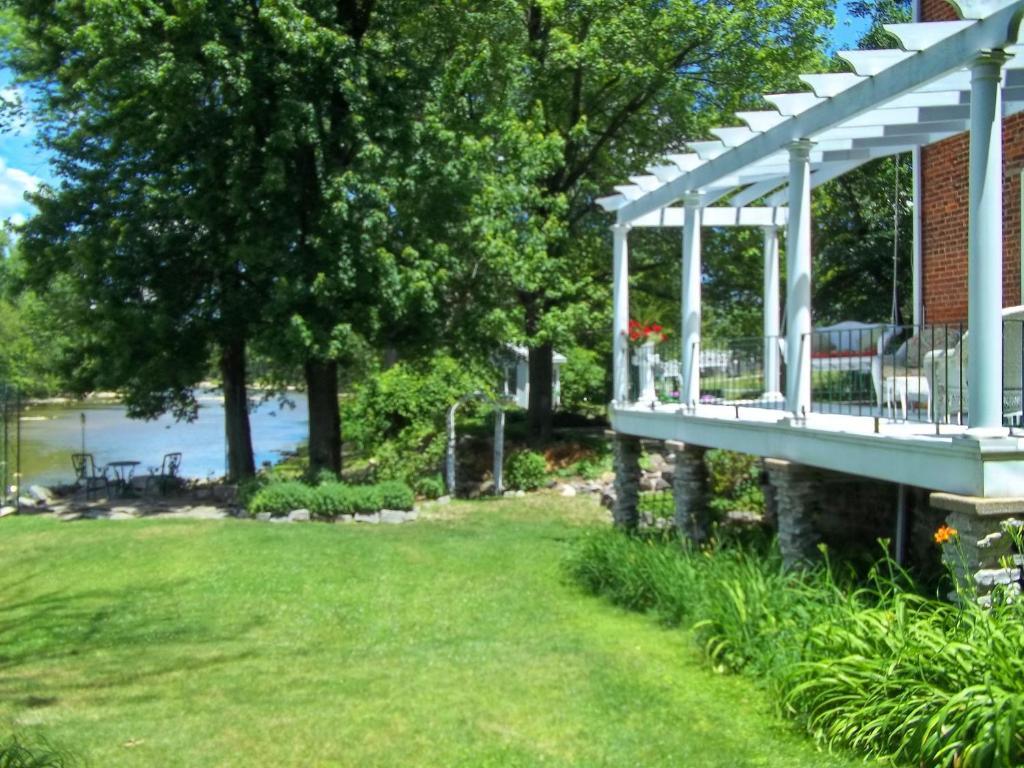 The Rivers Edge Executive Suites Tiffin Exterior photo